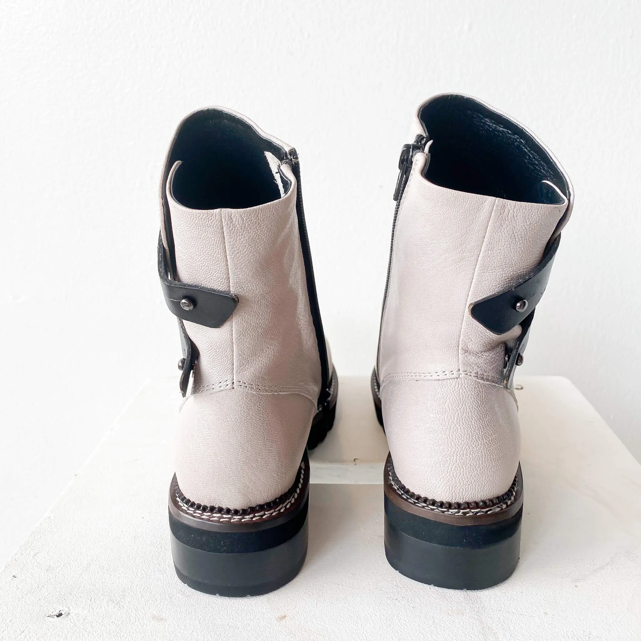 FW22 717026 | Alice- Belt Buckle Boots | Yuko Imanishi 