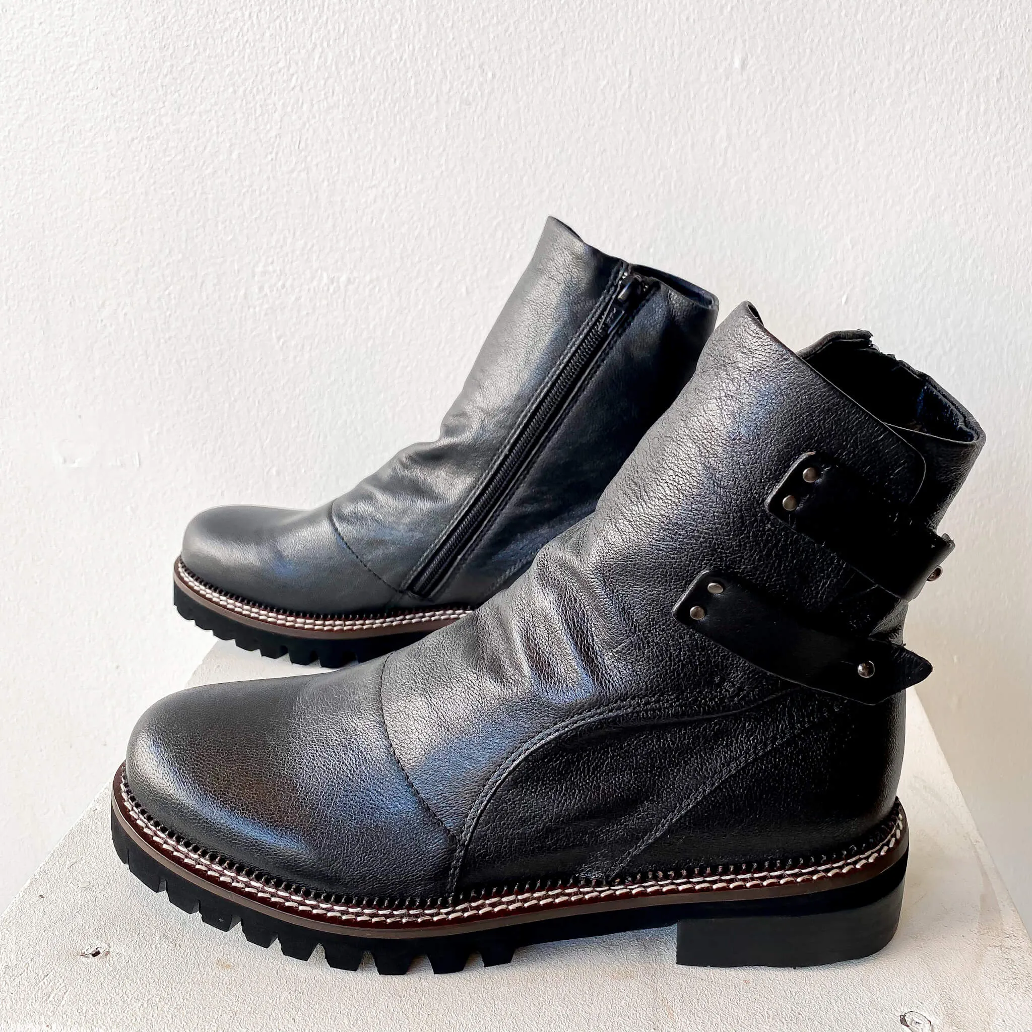 FW22 717026 | Alice- Belt Buckle Boots | Yuko Imanishi 