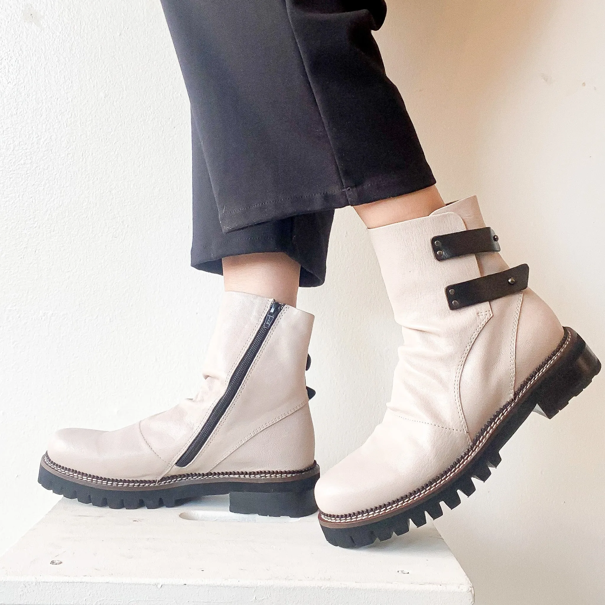 FW22 717026 | Alice- Belt Buckle Boots | Yuko Imanishi 