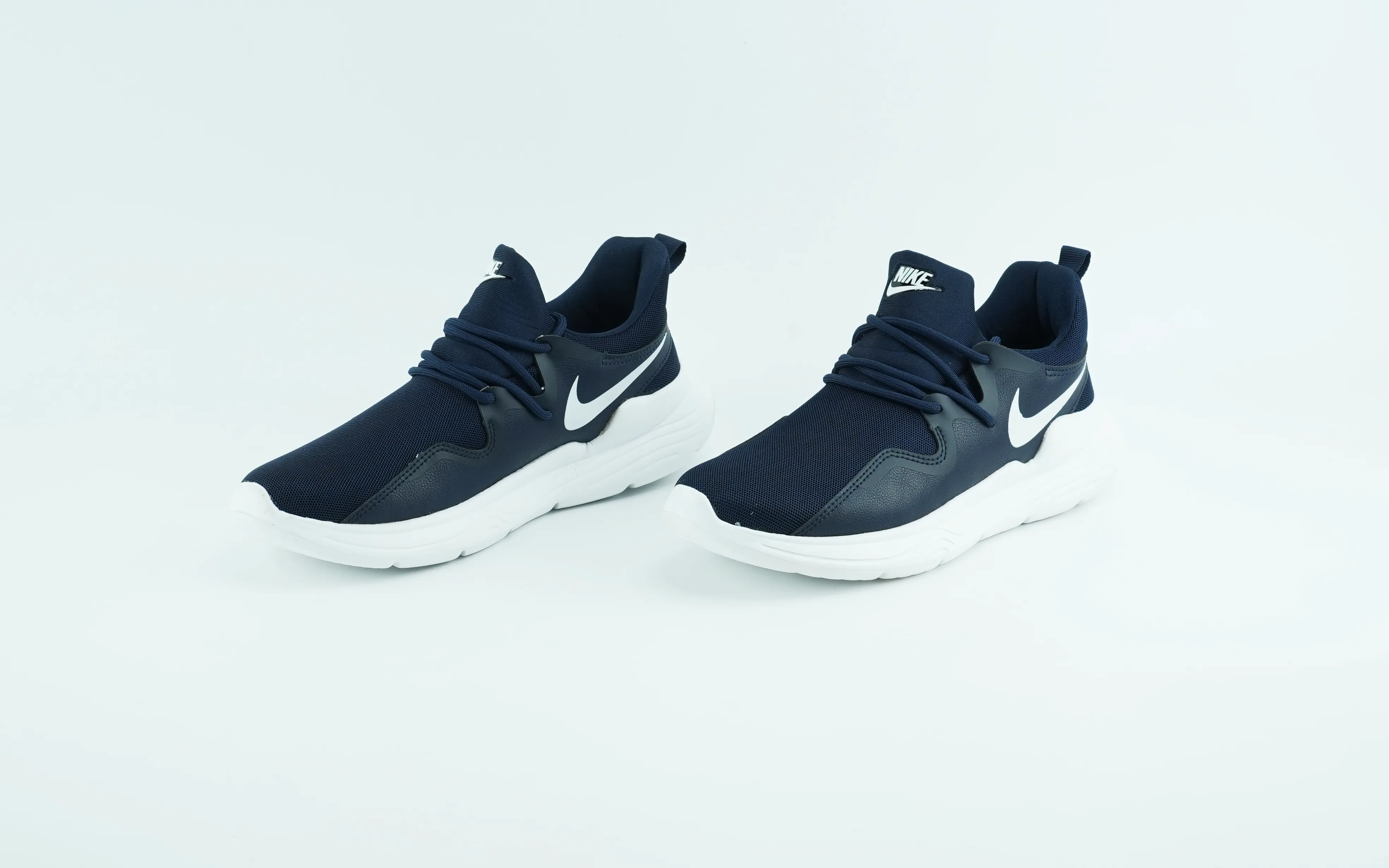 Nike active runner shoes for men